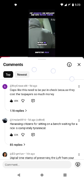 YouTube-Kommentare zu einem Video über einen Polizisten, der Bürger belästigt. Top-Kommentar: 'Cops like this need to be put in check because they cost the taxpayers so much money' mit 48K Likes. Ein weiterer: 'Harassing citizens for sitting on a bench waiting for a ride is completely tyrannical.' mit 33K Likes.